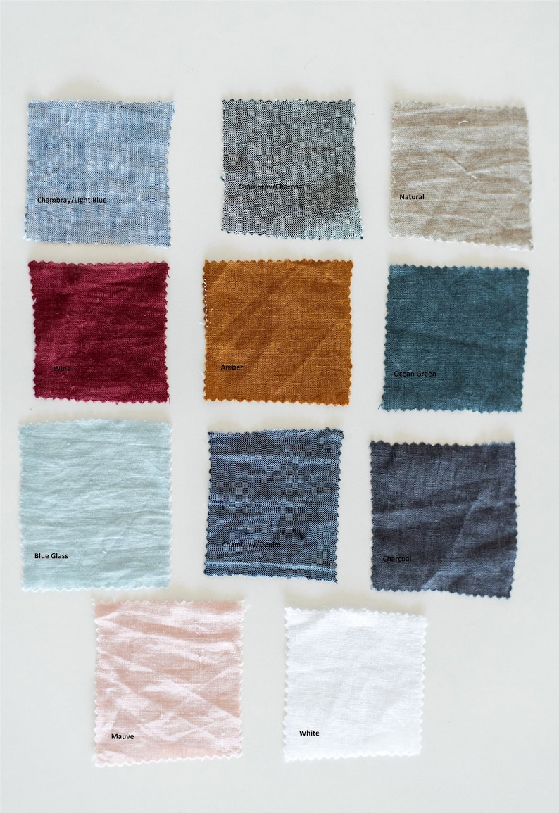 K&ouml;nnte beinhalten: Zehn Stoffmuster in verschiedenen Farben und Texturen, darunter Chambray/Hellblau, Chambray/Anthrazit, Natur, Bernstein, Ozeanblau, Chambray/Denim, Blaues Glas, Lila und Wei&szlig;.