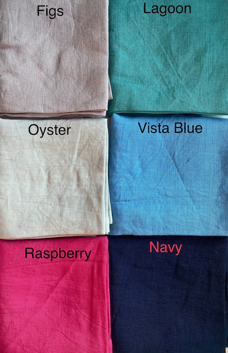 K&ouml;nnte beinhalten: Ein Set mit sechs Stoffmustern in verschiedenen Farben, darunter Figs, Lagoon, Oyster, Vista Blue, Raspberry und Navy.