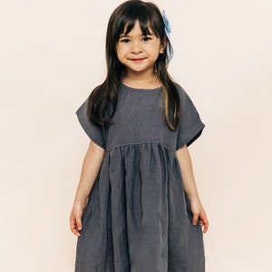 Robe de fille en lin, robe en lin pour filles, vêtements pour enfants, robe de fille en lin à fleurs, robe en lin pour tout-petit, robe pour premier anniversaire Charcoal