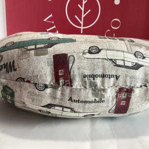 Handmade Cotton Neck Travel Pillow: Vintage Car Print afbeelding 5