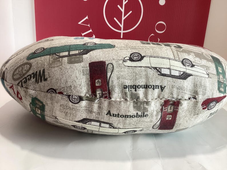 Handmade Cotton Neck Travel Pillow: Vintage Car Print afbeelding 5