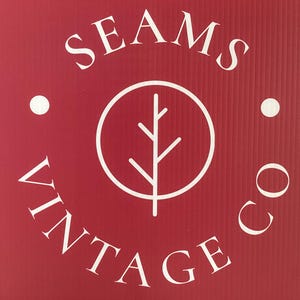 Op de afbeelding: Witte keramische mok met een zwarte handgreep en de tekst "But First, Coffee" in zwarte letters. De mok staat tegen een vage achtergrond, wat het eenvoudige ontwerp benadrukt.