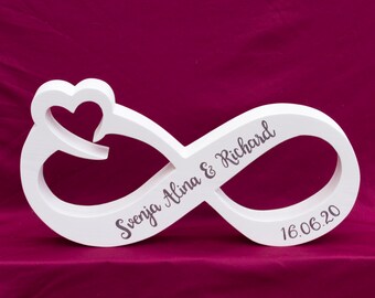 Infinity sign as table decoration for weddings