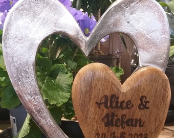 Decorative heart made of matt aluminium and solid mango wood with or without engraving, as a wedding gift or for other festive occasions, 26 cm