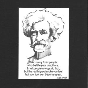 Può includere: Illustrazione in bianco e nero di Mark Twain con citazione. L'immagine presenta un disegno dettagliato del volto di Twain, completo di baffi e capelli caratteristici. La citazione recita: "Stai lontano dalle persone che sminuiscono le tue ambizioni..." - Mark Twain.