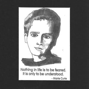 Könnte beinhalten: Schwarz-Weiß-Tuschezeichnung des Porträts von Marie Curie. Das Bild enthält das Zitat: „Nichts im Leben ist zu befürchten. Man muss es nur verstehen.“ von Marie Curie. Die Zeichnung befindet sich auf weißem Hintergrund mit schwarzem Rahmen.