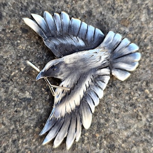 Handgemaakte sterlingzilveren raafhanger: 14k takje, gothic-amulet