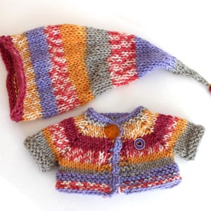 Könnte beinhalten: Handgefertigtes Holzschild mit dem Text "Welcome to our home" in handschriftlichem Stil. Das Schild ist weiß mit schwarzer Schrift bemalt und hat ein kleines, dekoratives Herz. Für den Innen- oder Außenbereich geeignet.