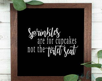 Puede incluir: Un letrero negro enmarcado con texto blanco que dice "Sprinkles are for cupcakes not the toilet seat".