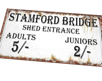 Puede incluir: Un letrero de metal blanco con bordes oxidados que dice "Stamford Bridge Shed Entrance Adults 5/- Juniors 2/-"