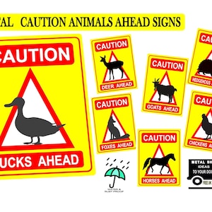 Puede incluir: Una colección de señales de precaución de metal amarillo con bordes rojos y siluetas negras de animales. Cada señal muestra la palabra CAUTION y una advertencia específica como DUCKS AHEAD, DEER AHEAD, GOATS AHEAD, HEDGEHOGS AHEAD, FOXES AHEAD, CHICKENS AHEAD o HORSES AHEAD.