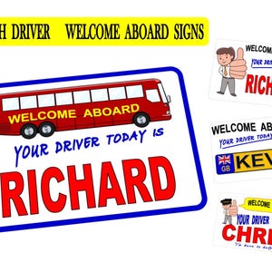 Puede incluir: Un conjunto de letreros de bienvenida para conductores de autobús. El letrero principal presenta un autobús rojo con el texto "WELCOME ABOARD" y "YOUR DRIVER TODAY IS RICHARD". Otros letreros incluyen un gráfico de pulgar hacia arriba y etiquetas con nombres.