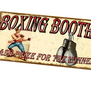Könnte beinhalten: Ein Schild im Vintage-Stil mit dem Text "Boxing Booth" in roten Buchstaben. Im Hintergrund ist ein Cartoon-Boxer zu sehen, und ein Paar Boxhandschuhe hängen an Haken. Der Text "Cash Prize for the Winner" ist ebenfalls enthalten.