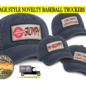 Könnte beinhalten: Vier dunkelblaue Baseballkappen mit rechteckigen Aufnähern und rotem Text. Die Aufnäher zeigen CERTIFIED GRUMPY, GRUMPY GRANDAD, Mr GRUMPY und GRUMPY OLD GIT. Das Bild enthält ein kreisförmiges Logo und eine Grafik eines Lastwagens.