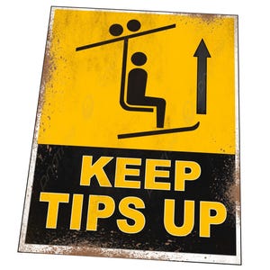 Könnte beinhalten: Ein gelbes und schwarzes Metallschild mit rostiger Textur. Das Schild zeigt eine Person, die einen Skilift fährt, mit dem Text "KEEP TIPS UP".