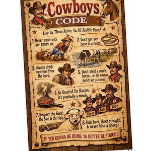 Może przedstawiać: Prostokątny metalowy szyld z tłem imitującym drewno i tytułem Cowboys CODE. Zawiera osiem zasad z ilustracjami kowbojów, konia, krowy, owcy i patelni. Tekst zawiera zwroty takie jak Live By These Rules, Ya Ol' Saddle Bum! oraz IF YER GONNA BE DUMB, YA BETTER BE TOUGH!