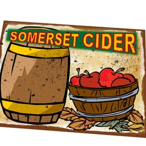Könnte beinhalten: Ein Vintage-Schild aus Metall mit einem braunen Holzfass und einem Korb mit roten Äpfeln. Das Schild trägt die Aufschrift "Somerset Cider" in gelben Buchstaben auf grünem Hintergrund.