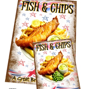 Könnte beinhalten: Retro-Metallschilder mit dem Thema Fish & Chips. Die Schilder zeigen ein Gericht mit frittiertem Fisch, goldenen Pommes Frites, Zitronenscheiben und Erbsen. Der Text "FISH & CHIPS" ist prominent, mit dem Satz "A Great British Tradition".