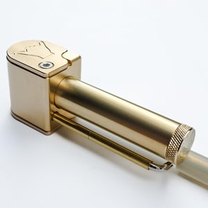 Pipa Shaka OG, todo en uno, de latón, con compartimento de almacenamiento, trampa de alquitrán y atizador Torx. Indestructible y funcional. Fabricada en Hawái, EE. UU.