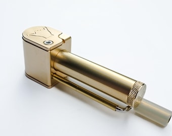 Pipa para fumar Shaka Pipe, todo en uno, de latón, con tubo de almacenamiento, trampa de alquitrán y atizador Torx. Indestructible y funcional. Fabricada en Hawái, EE. UU.