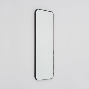 Puede incluir: Un espejo rectangular con esquinas redondeadas, enmarcado en negro.