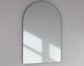 Lustro bezramowe Arcus™ w kształcie łuku, minimalistyczne, 4 pozycje zawieszenia, duże