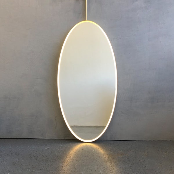 Ovalis Decken hängender vorne beleuchteter ovaler Spiegel mit Messingrahmen
