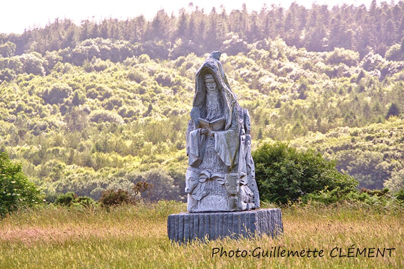 statue de La Vallée Des Saint Saint Herbot