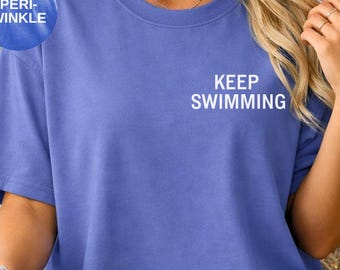 Maglietta Comfort Colors Keep Swimming, maglietta artistica per fan della musica K-Pop, regalo ARMY con testo della canzone