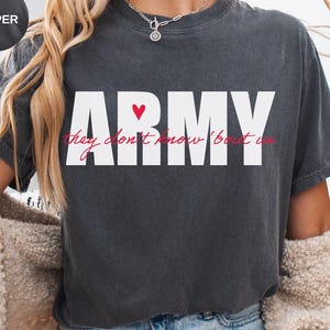 ARMY 彼らは私たちのことを知らない Comfort Colors® Tシャツ、大きなARMYハート文字デザイン