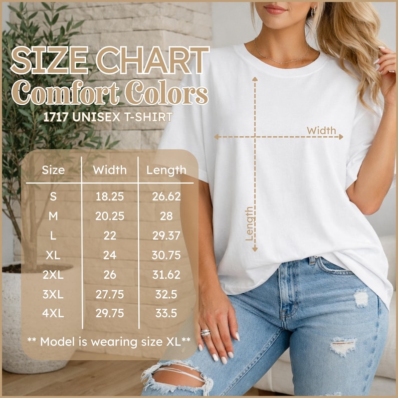Pu&ograve; includere: T-shirt unisex Comfort Colors 1717 bianca con tabella taglie. La tabella elenca le taglie dalla S alla 4XL, con misure di larghezza e lunghezza in centimetri. La modella indossa la taglia XL. La maglietta &egrave; abbinata a jeans blu.