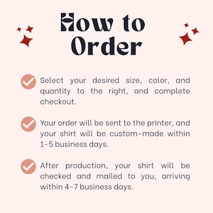 Pu&ograve; includere: Grafica con il testo "How to Order" in un font stilizzato. Il testo &egrave; seguito da istruzioni: seleziona taglia, colore e quantit&agrave;, quindi completa il checkout. Gli ordini sono personalizzati in 1-5 giorni lavorativi, poi spediti in 4-7 giorni.