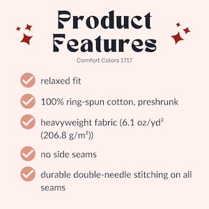 Pu&ograve; includere: Grafica color crema con le parole "Product Features" in corsivo blu scuro. Il testo elenca le caratteristiche tra cui vestibilit&agrave; rilassata, 100% cotone ring-spun, tessuto pesante, senza cuciture laterali e cuciture a doppia ago resistenti.