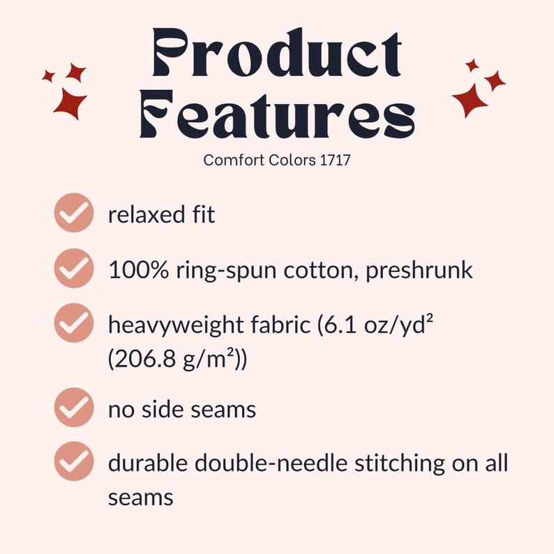 Pu&ograve; includere: Grafica color crema con le parole "Product Features" in corsivo blu scuro. Il testo elenca le caratteristiche tra cui vestibilit&agrave; rilassata, 100% cotone ring-spun, tessuto pesante, senza cuciture laterali e cuciture a doppia ago resistenti.