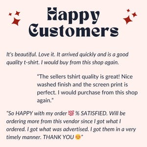 Pu&ograve; includere: Grafica con le parole "Happy Customers" in un carattere blu scuro e stilizzato. L'immagine include testimonianze di clienti su una t-shirt, elogiando la sua qualit&agrave; e il servizio del venditore. Grafiche a stella rossa negli angoli.