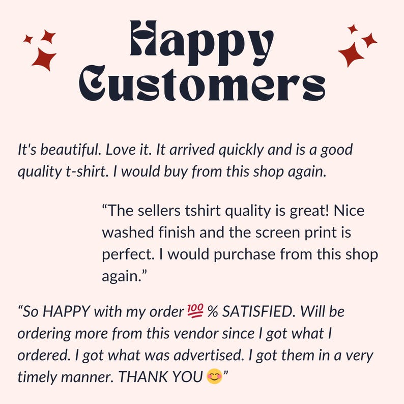 Pu&ograve; includere: Grafica con le parole "Happy Customers" in un carattere blu scuro e stilizzato. L'immagine include testimonianze di clienti su una t-shirt, elogiando la sua qualit&agrave; e il servizio del venditore. Grafiche a stella rossa negli angoli.