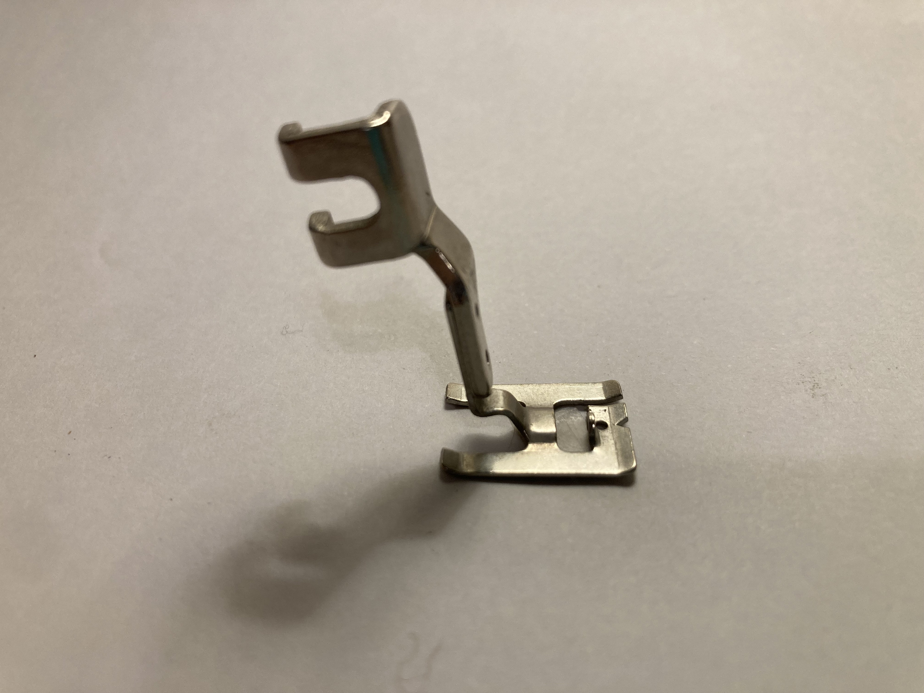 H・T Vintage Singer Slant Shank Presser Foot #161167: Zigzag, Satin