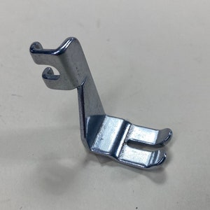 Vintage Singer Sewing Machines: Slant Shank Split Double Toe Gathering Shirring Foot #161169