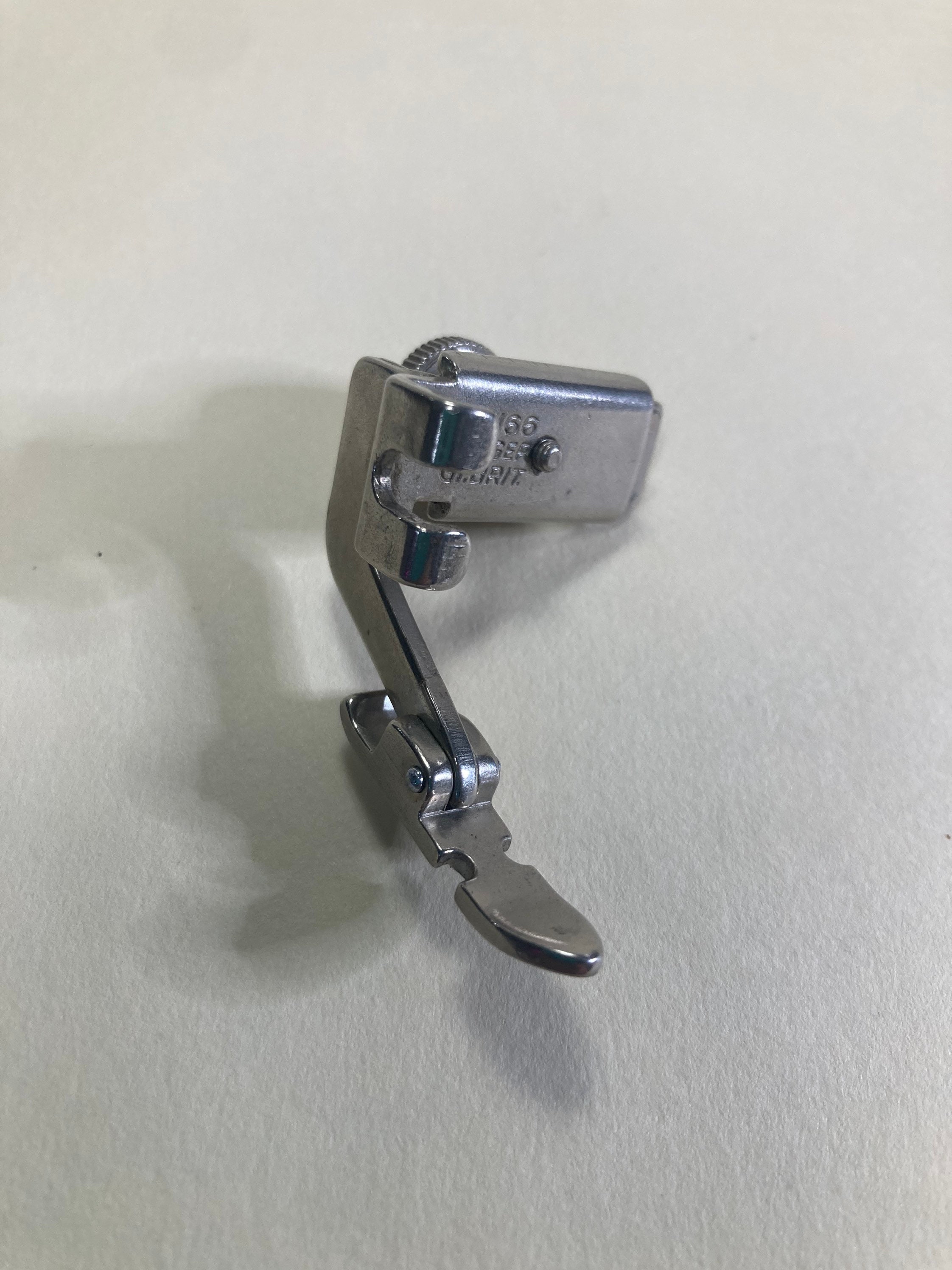 Singer Adjustable Zipper Foot 121877 Low Shank Side Clamp Attachment for  Model 15, 66, 99, 128, 201, and 221 Featherweight Sewing Machines 