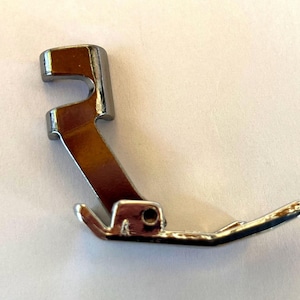 Vintage Singer Sewing Machines: Slant Shank Straight Stitch Presser Foot #170071 - Reproduction