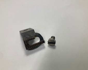 Singer 66/99 Sewing Machine Feed Dogs and Screw: SIMANCO #32600