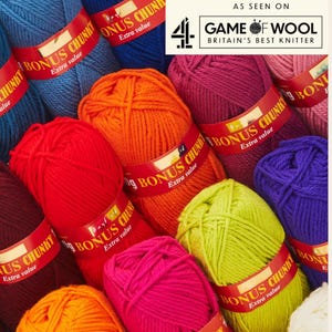 Puede incluir: Una colección de ovillos de lana coloridos en varios tonos, incluyendo rojo, naranja y rosa. Cada ovillo está etiquetado como "BONUS CHUNKY" y "Extra value". La imagen también presenta el texto "GAME OF WOOL" y "BRITAIN'S BEST KNITTER".