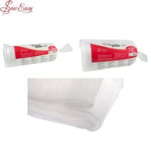 Può includere: Un rotolo di ovatta di poliestere bianca Sew Easy Polydown, un tipo di ovatta utilizzata per la trapuntatura e l'artigianato. L'ovatta è confezionata in un sacchetto di plastica trasparente con un'etichetta rossa che dice "Sew Easy Polydown Wadding".