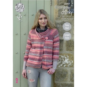 Puede incluir: Un cárdigan de punto a rayas rosa y gris con un cierre de botón único. El cárdigan tiene cuello de pico y se muestra en una modelo con jeans. El patrón se llama "Drifter Chunky" y es de King Cole.