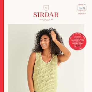 Puede incluir: Un patrón de ganchillo para un top sin mangas llamado "Country Classic" de Sirdar. El patrón es para un tejedor de ganchillo intermedio y utiliza hilo de 4 cabos. El patrón está disponible en una variedad de colores. La modelo lleva un top verde claro con ribete blanco.