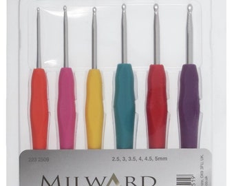 Può includere: Un set di sei uncinetti arcobaleno con impugnature morbide. Gli uncinetti sono lunghi 14 cm e disponibili nelle misure 2,5, 3, 3,5, 4, 4,5 e 5 mm.