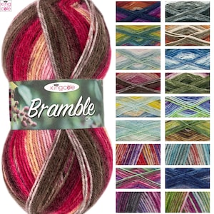 Puede incluir: Un ovillo de lana King Cole Bramble DK con una paleta de colores variados en tonos rosa oscuro, marrón y crema. La etiqueta muestra el texto King Cole y Bramble DK. A la derecha, una cuadrícula muestra veinte variaciones de color adicionales.