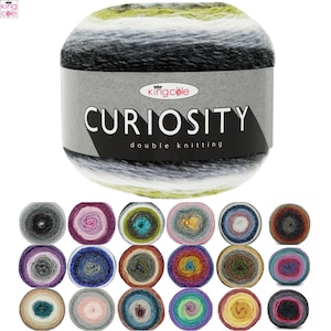 Może przedstawiać: Kłębek włóczki King Cole Curiosity double knitting z gradientem w odcieniach zieleni, bieli, szarości i czerni. Etykieta zawiera napis King Cole CURIOSITY double knitting. Poniżej osiemnaście dodatkowych kłębków włóczki w różnych wariantach kolorystycznych.