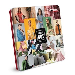 Puede incluir: Una caja metálica cuadrada con bordes rojos con un collage de imágenes de moda. La caja presenta el texto "FASHION BOX - LIMITED EDITION" en un cuadrado negro. El collage incluye varios modelos con diferentes atuendos, mostrando una gama de estilos y colores.