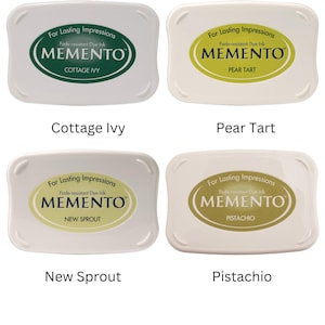 Pode incluir: Quatro almofadas de tinta para carimbar, cada uma com uma cor e um nome diferentes. As cores s&atilde;o verde, amarelo, castanho claro e castanho escuro. Os nomes s&atilde;o Cottage Ivy, Pear Tart, New Sprout e Pistachio. As almofadas de tinta s&atilde;o todas brancas com uma forma retangular arredondada.